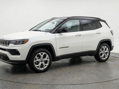 Used 2025 Jeep Compass Latitude image 3