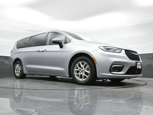 Used 2023 Chrysler Pacifica Touring-L FWD image 43
