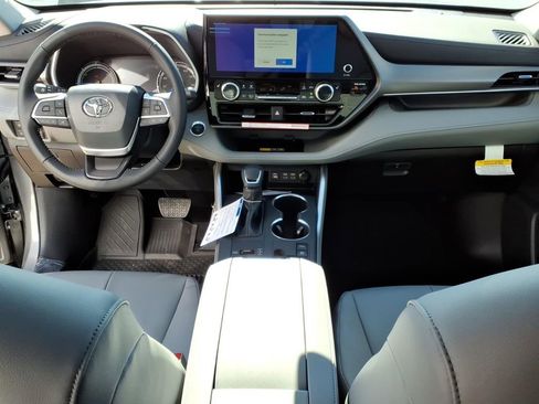 New 2026 Toyota Highlander XLE image 9