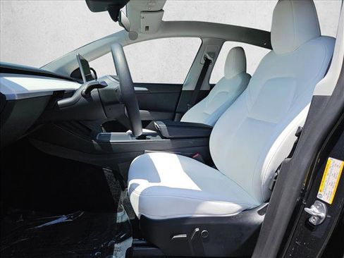 Used 2024 Tesla Model Y 2WD image 11