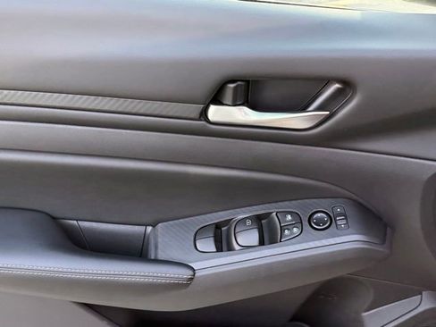 Used 2025 Nissan Altima 2.5 SV image 14