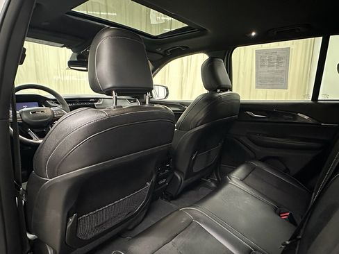 Used 2023 Jeep Grand Cherokee Altitude image 17