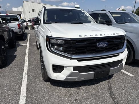 Used 2025 Ford Expedition Platinum w/ Driver's Package AWD/4WD image 3