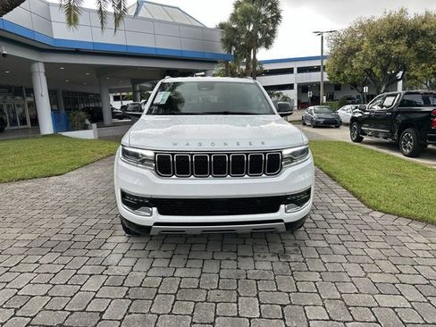 Used 2024 Jeep Wagoneer L Series II w/ Flexible Seating Group AWD/4WD image 17