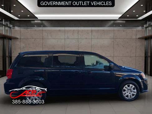 Used 2017 Dodge Grand Caravan SE w/ UConnect Hands-Free Group image 8