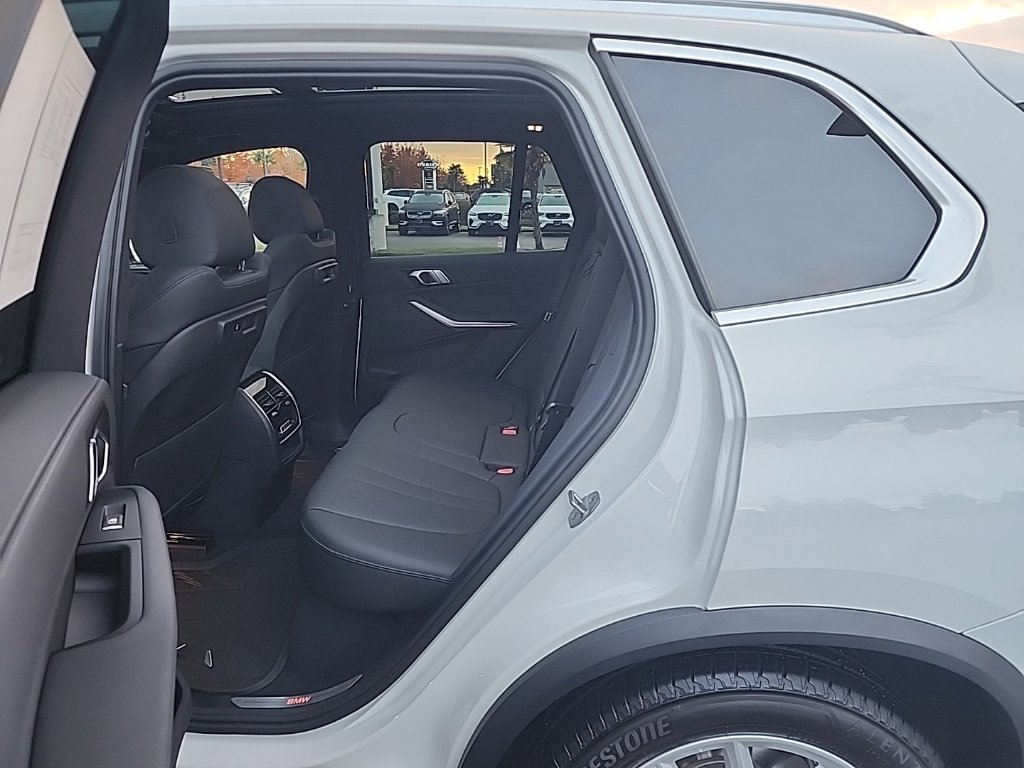 Used 2022 BMW X5 xDrive40i w/ Parking Assistance Package AWD/4WD image 14