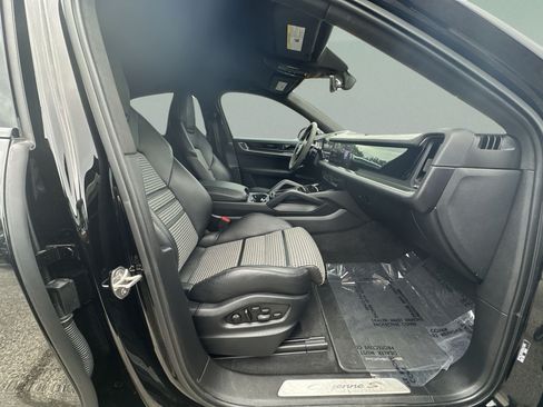 Used 2024 Porsche Cayenne S AWD/4WD image 27