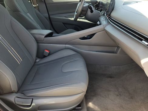Used 2025 Hyundai Elantra SEL FWD image 21