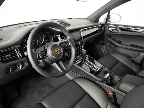 New 2026 Porsche Macan image 4