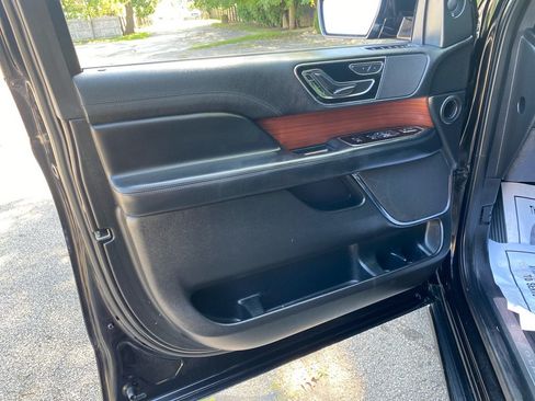 Used 2021 Lincoln Navigator L 4WD image 10