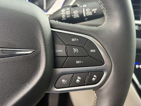 Used 2024 Chrysler Pacifica Touring-L FWD image 19