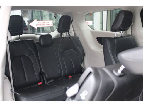 Certified 2022 Chrysler Pacifica Touring-L image 23