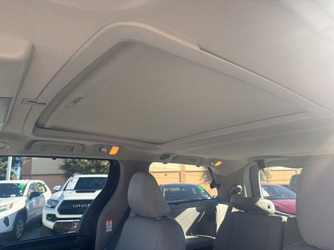 Used 2017 Toyota Sienna Limited image 12