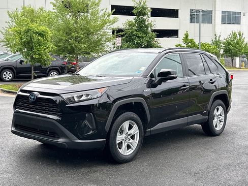 Used 2020 Toyota RAV4 LE AWD/4WD image 2