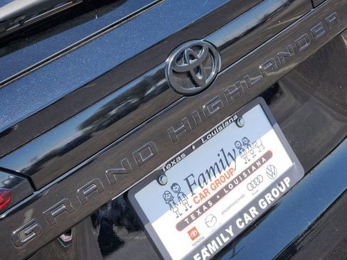 Used 2024 Toyota Grand Highlander Limited image 9