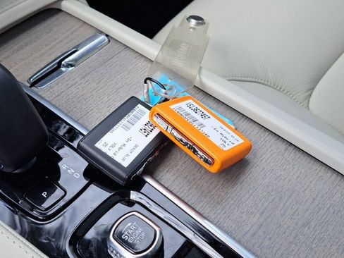 Used 2025 Volvo XC90 T8 Plus w/ Protection Package Premier image 24