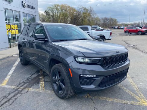 Used 2025 Jeep Grand Cherokee Limited w/ Luxury Tech Group II image 7