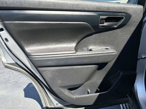Used 2022 Toyota Highlander LE FWD image 13