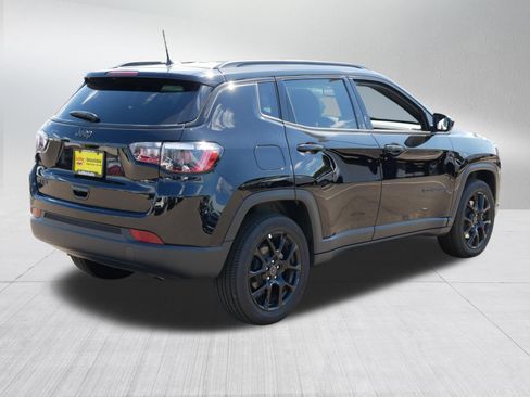 Used 2026 Jeep Compass Latitude AWD/4WD image 7