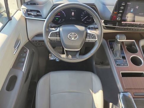 Used 2024 Toyota Sienna XLE image 14