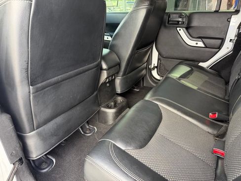 Used 2015 Jeep Wrangler Unlimited Sahara AWD/4WD image 16