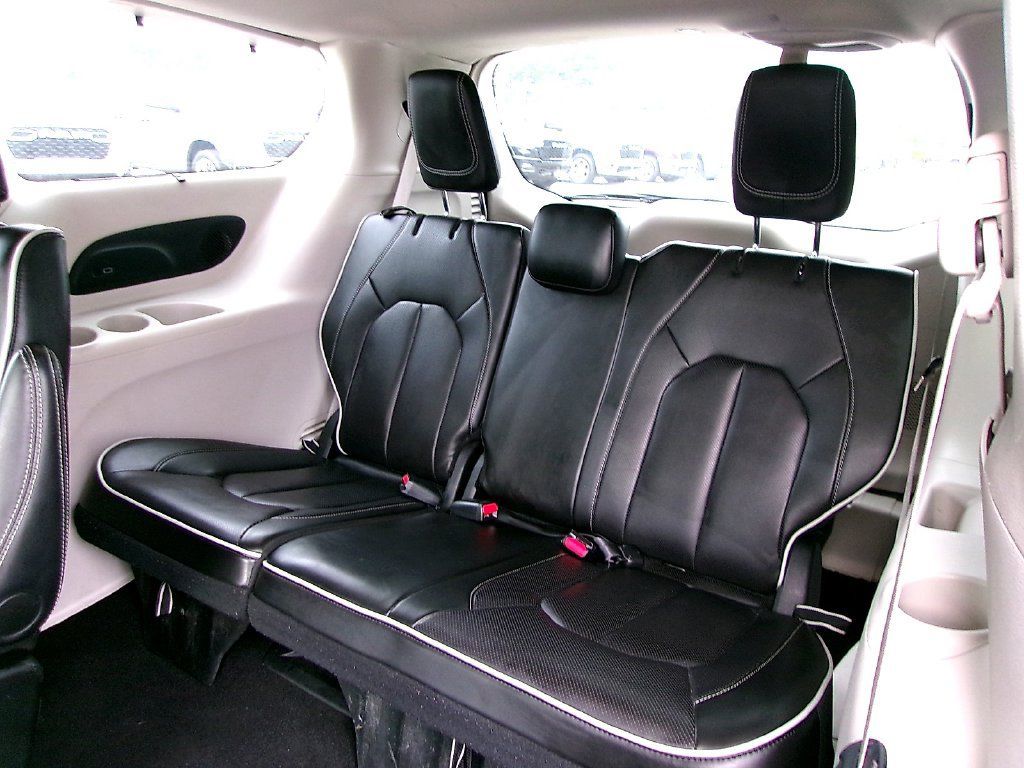 Used 2024 Chrysler Pacifica Limited FWD image 15