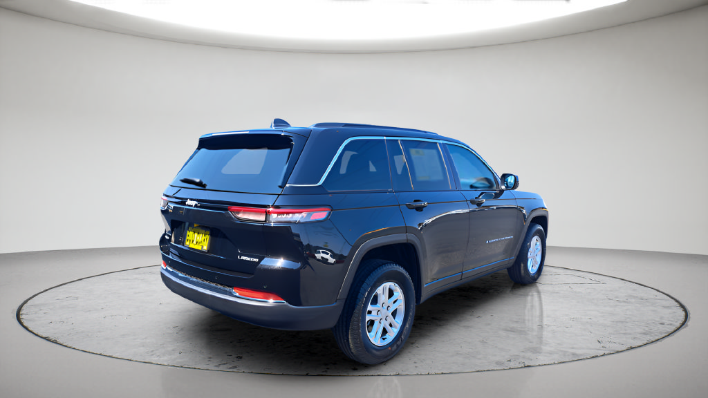 Used 2025 Jeep Grand Cherokee Laredo AWD/4WD image 5
