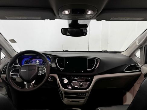 Used 2023 Chrysler Pacifica Touring-L FWD image 3