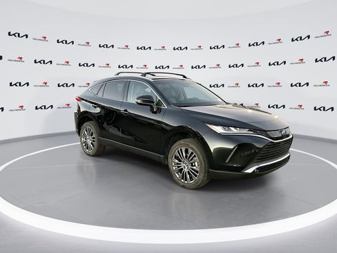 Used 2024 Toyota Venza XLE image 2