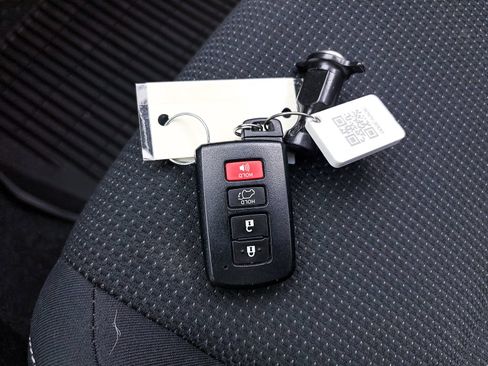 Used 2017 Toyota RAV4 XLE AWD/4WD image 22