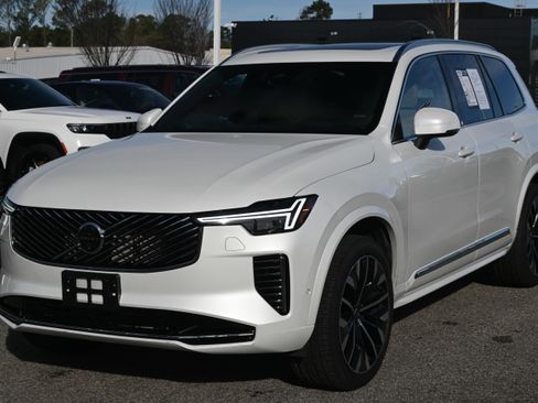 Used 2025 Volvo XC90 B6 Plus image 6