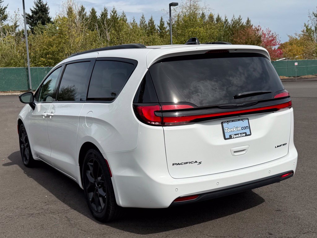 Used 2025 Chrysler Pacifica Limited FWD image 6