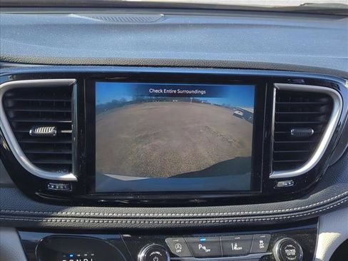 Used 2024 Chrysler Pacifica Touring-L image 11