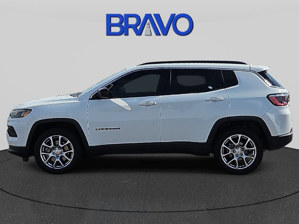 Used 2024 Jeep Compass Latitude AWD/4WD image 2