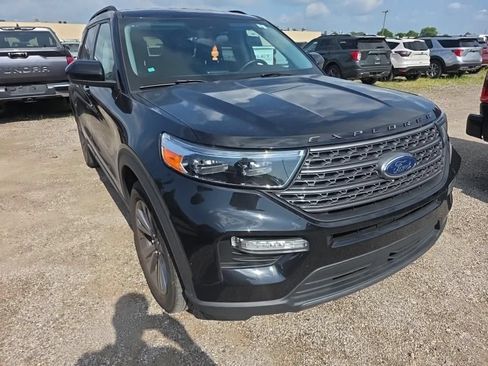 Used 2023 Ford Explorer XLT w/ Equipment Group 202A AWD/4WD image 4