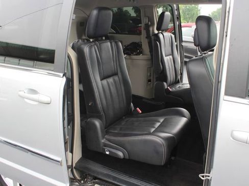Used 2012 Chrysler Town & Country Touring image 13