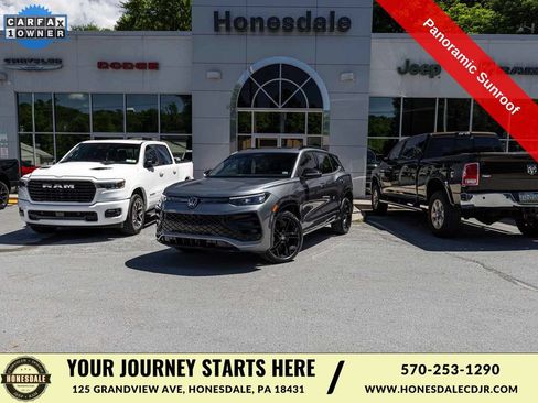 Used 2025 Volkswagen Tiguan SE R-Line AWD/4WD image 1