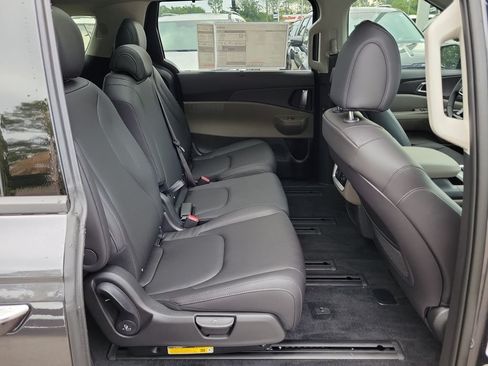 New 2026 Kia Carnival Hybrid FWD image 12