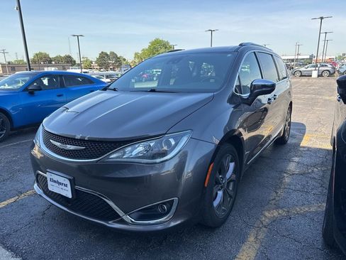 Used 2019 Chrysler Pacifica Limited w/ Advanced Safetytec Group FWD image 11