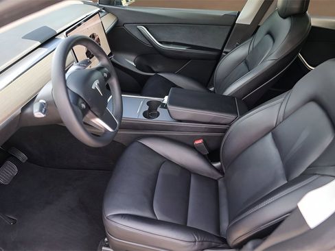 Used 2022 Tesla Model Y Long Range image 9