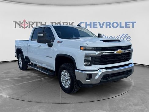 Used 2024 Chevrolet Silverado 2500 LT AWD/4WD image 3