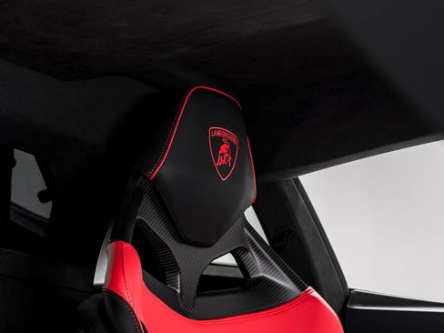 Used 2025 Lamborghini Revuelto image 34