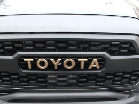 Used 2018 Toyota Tacoma TRD Off-Road image 10