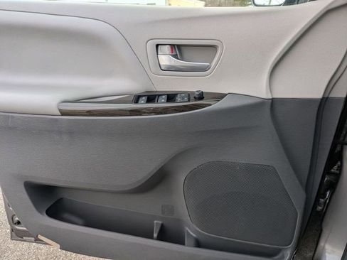 Used 2018 Toyota Sienna XLE Premium image 10