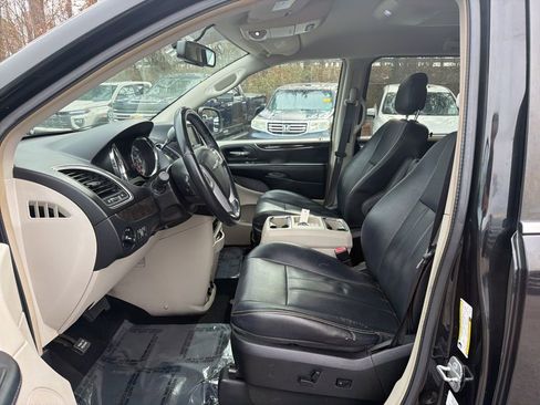 Used 2014 Chrysler Town & Country Touring image 13