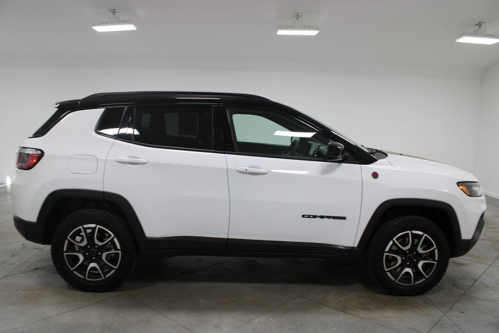 Used 2025 Jeep Compass Trailhawk AWD/4WD image 11