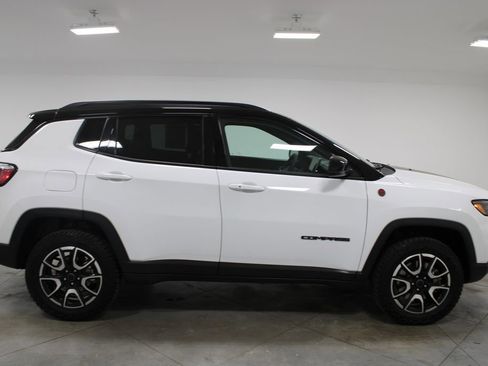 Used 2025 Jeep Compass Trailhawk AWD/4WD image 11