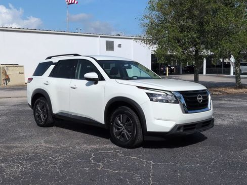 Used 2022 Nissan Pathfinder SV FWD image 2