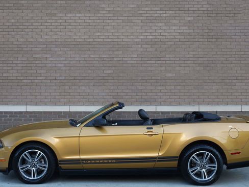 Used 2010 Ford Mustang Convertible RWD image 3