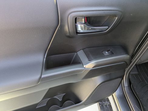 Certified 2022 Toyota Tacoma TRD Off-Road image 15